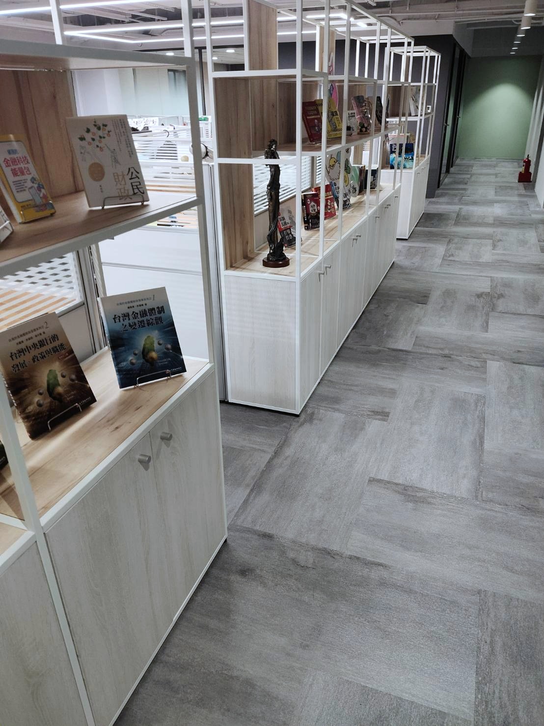 白框開放展示